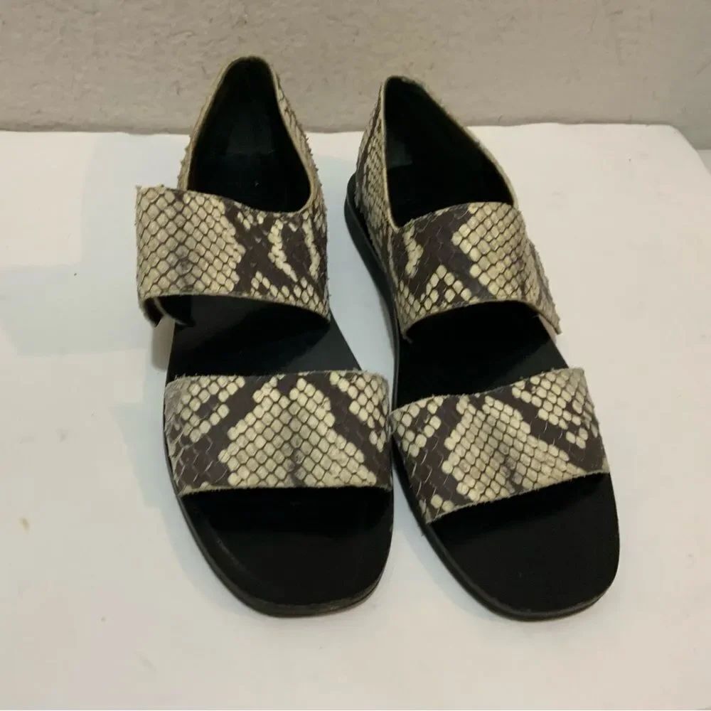 VINCE. Leather Black/White Snake Print flats Open Toe Sandals Size 7.5M/38